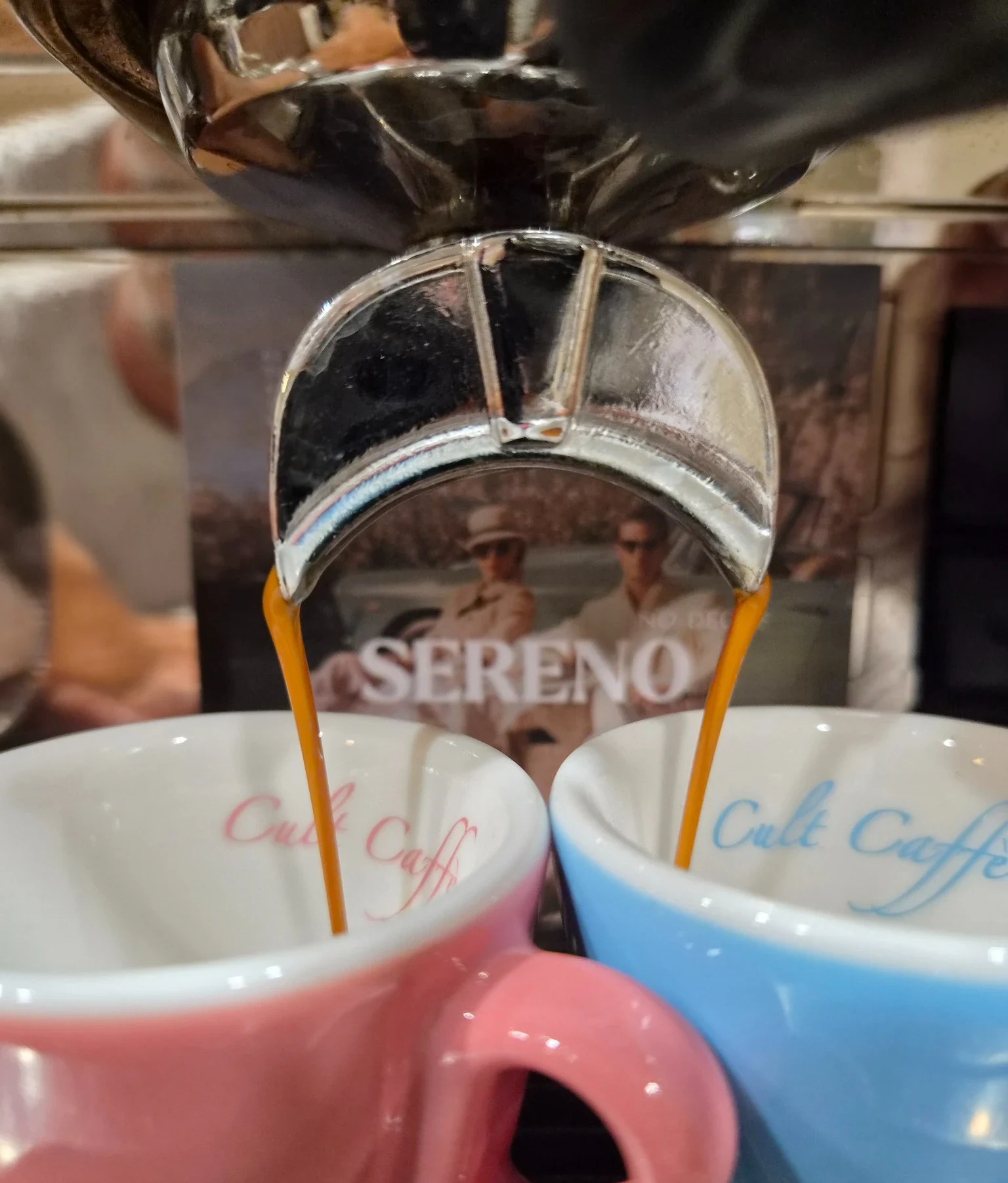 Espresso fließt in zwei CultCaffè Tassen